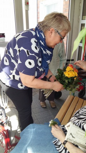 Vanhusten ulkoilutus oli äitienpäivän aattona. Eila Wallenius jakoi kaikille ruusut. (Kuva Ismo Portin)