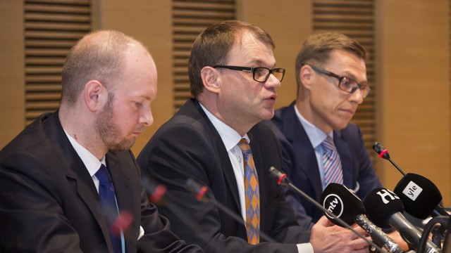 Perussuomalaisten Sampo Terho, pääministeri Juha Sipilä ja valtiovarainministeri Alexander Stubb kertoivat valtion omistajaohjaukseen liittyvästä periaatepäätöksestä eduskunnassa viime torstaina 12.5. Valtio laskee omistustaan joissakin yhtiöissään ja toisaalta kiristää omistajaohjausta esimerkiksi siirtoverkoista vastaavissa yhtiöissään.