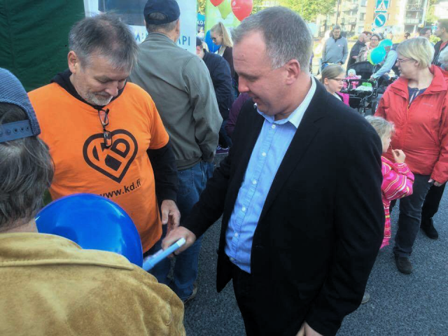 Lokakuussa Riihimäen kaupunginjohtaja aloittava Sami Sulkko kävi sunnuntaina testaamassa puristusvoimansa KD:n road show tapahtumassa Riihimäellä.
