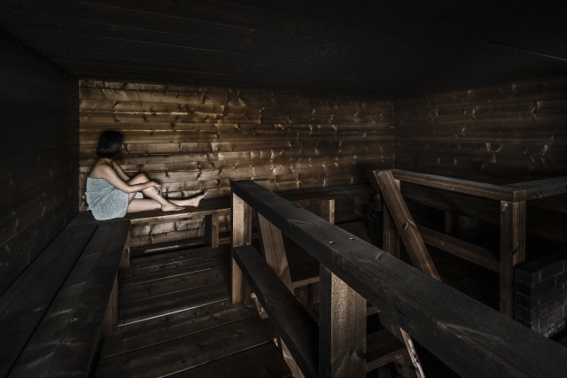 Löylyssä on kolme erilaista saunaa, joista yksi on savusauna. Löyly sijaitsee Hernesaarenrannassa, ja se rakennettiin pitkään tyhjillään olleelle joutomaalle. (Kuva kuvio.com)