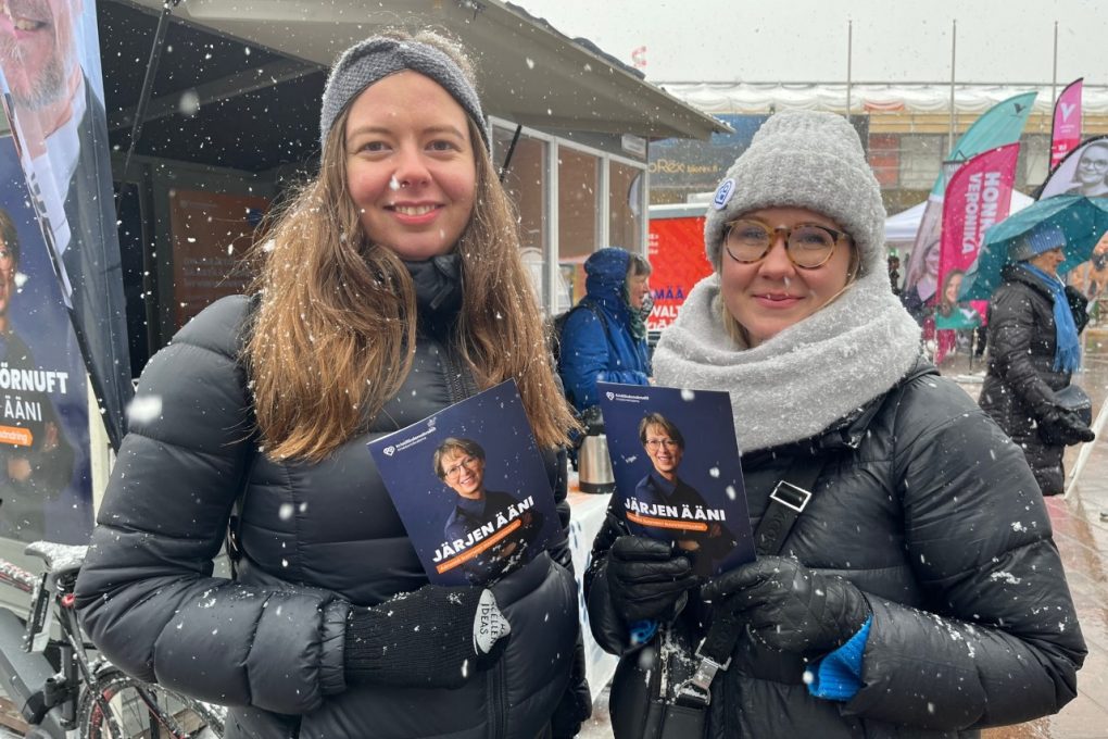 Helsingin KD kampanjoi Narinkkatorilla kaameasta lumimyräkästä huolimatta - Ääniä keskittämällä voi tulla kansanedustajan paikka