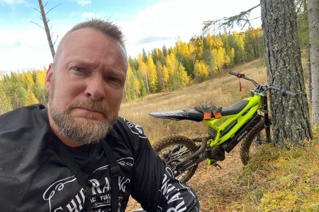 – Oma perhe hoidetaan ensin, sitten muut ja Suomen kansa ensin, sitten muut, Hämeen eduskuntavaaliehdokas Ville Turkkinen sanoo