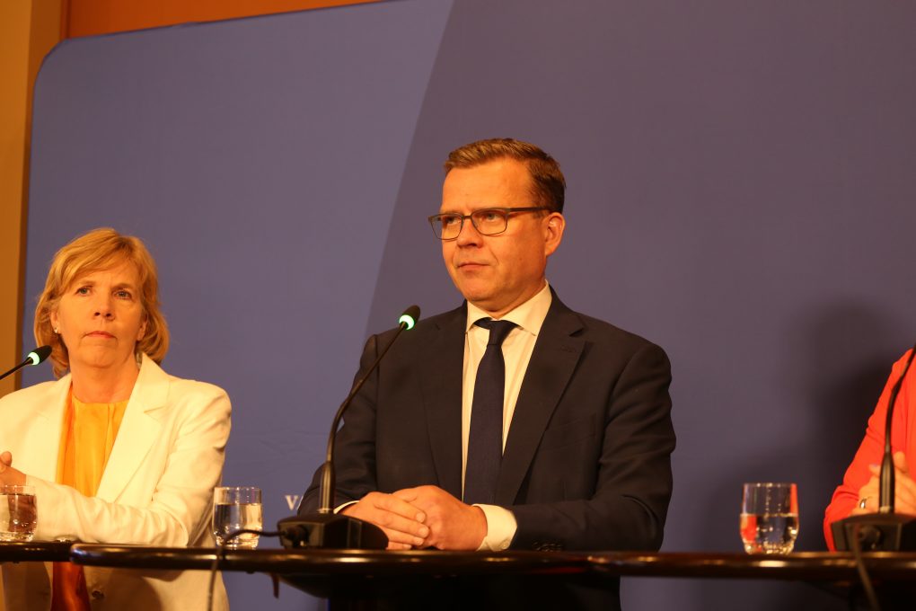 Hallituksen muodostamisen kannalta kriittinen päivä lauantaina - hyväksyykö RKP:n ek-ryhmä ilmasto- ja maahanmuuttopaperit