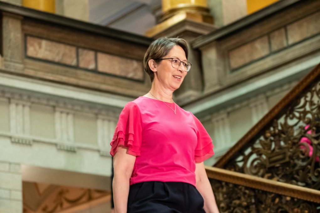 "Vuosilukua tärkempää on viestiä, että Suomi on hyvä paikka investoida" - Sari Essayahin mielestä hiilineutraalisuustavoite ei saisi nostaa kansalaisten arjen kustannuksia
