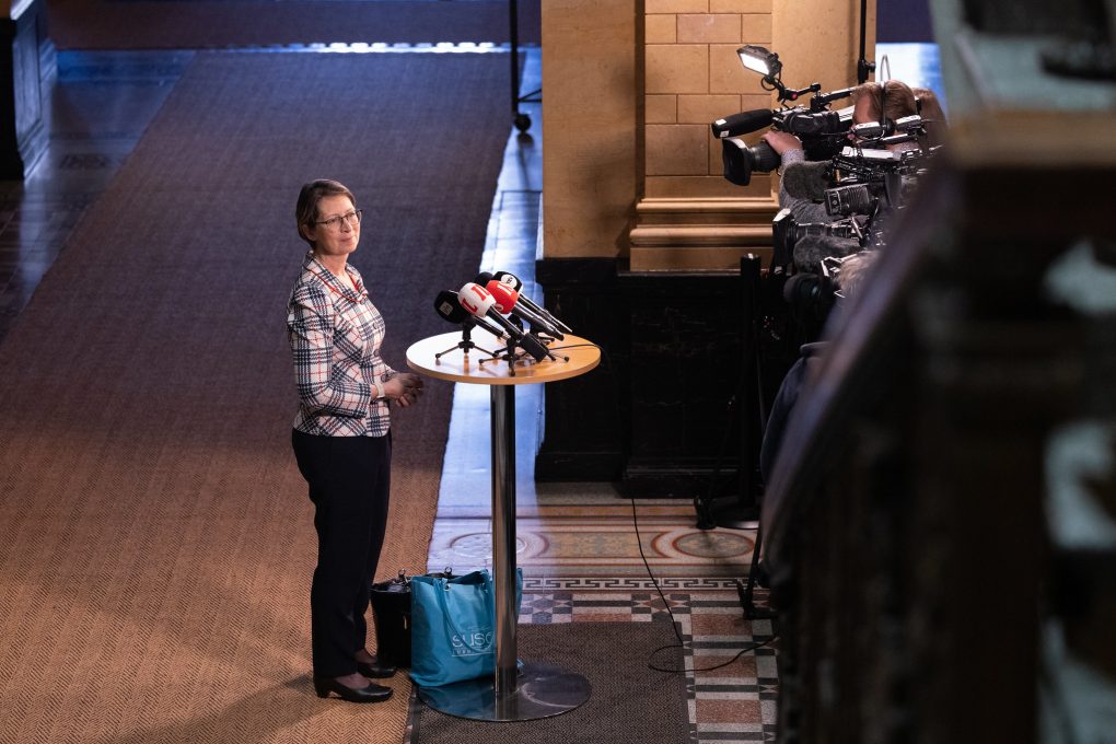 "Onko se yksi syy, miksi alalta paetaan" - Sari Essayah vahvistaa, että terveydenhuollon eettisestä kuormasta on keskusteltu Säätytalolla