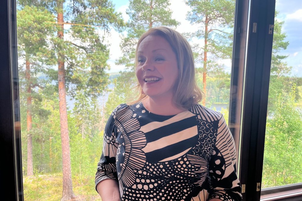 "Minulta eivät helposti hanskat tipu" - Ministerin erityisavustaja Sonja Falk on varapuheenjohtajakisan "kokeneinta kastia"