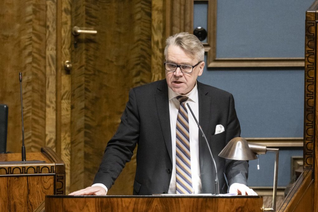Sota voisi päättyä ja tulitaukoon päästäisiin, jos Hamas vapauttaisi panttivangit ja se riisuttaisiin aseista, Peter Östman sanoo