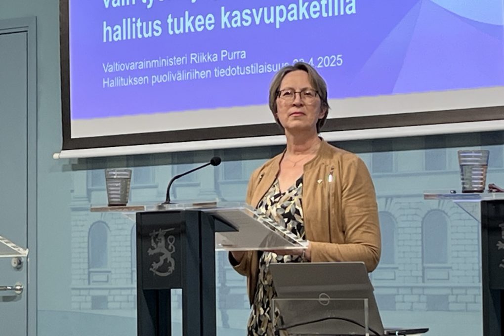 Sari Essayah'n nostoja puoliväliriihen paketista: "Ruuan, lääkkeiden ja rehun alv laskee hieman - pienintä omaishoidontukea korotetaan"