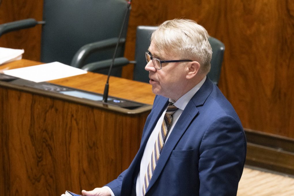 – Kasvupaketilla halutaan jouduttaa yritysten investointeja ja kansalaisten kulutuspäätöksiä, Peter Östman kertoo