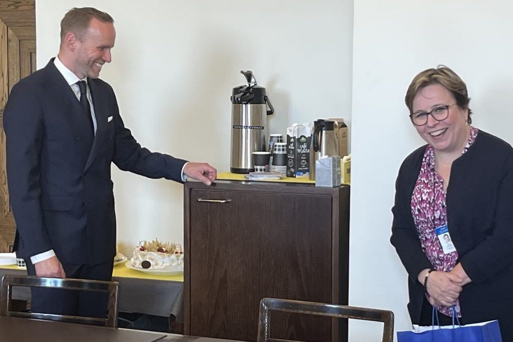 Tuoretta ministeriä Mika Poutalaa juhlittiin omien joukossa - Hurraukset ja kakkukahvit eduskuntaryhmässä