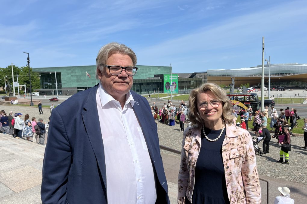 "Elämä on pyhä ja sen puolustajat historian oikealla puolella" Päivi Räsänen ja Timo Soini marssivat Elämän puolesta Helsingissä