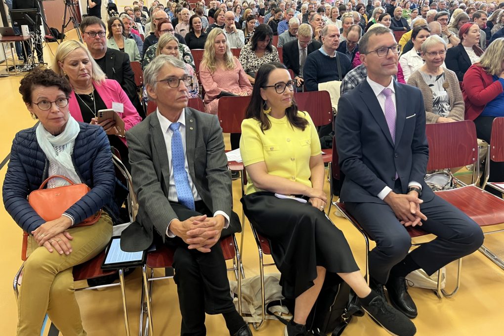 KD:n Porin puoluekokous juhlallisesti alkuun Porilaisten marssin sekä kaupungin- ja maakuntajohtajan tervehdyksin