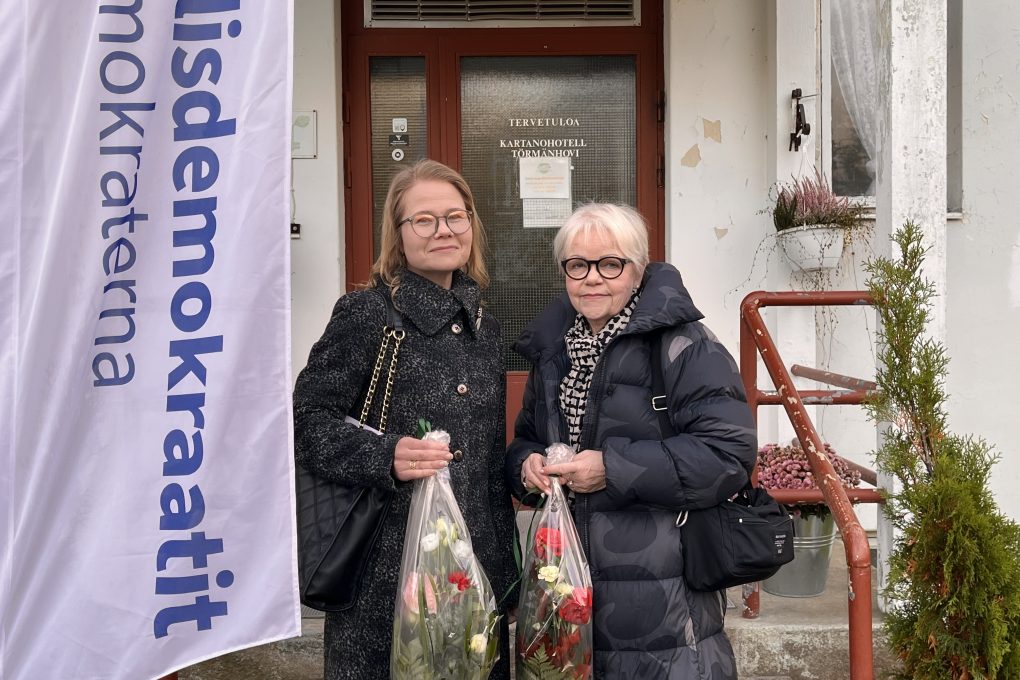"Politiikka on kestävyyslaji" - Pitkänlinjan KD-vaikuttaja Marja-Leena Kemppainen ojensi viestikapulan Merja Hurskaiselle