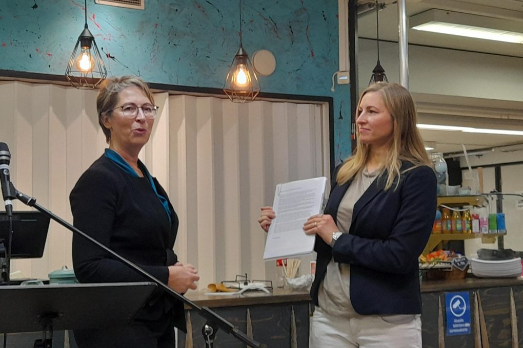 Ministeri Sari Essayah vieraili Kouvolassa - vastaanotti kristillisen koulun puolesta kerätyn adressin