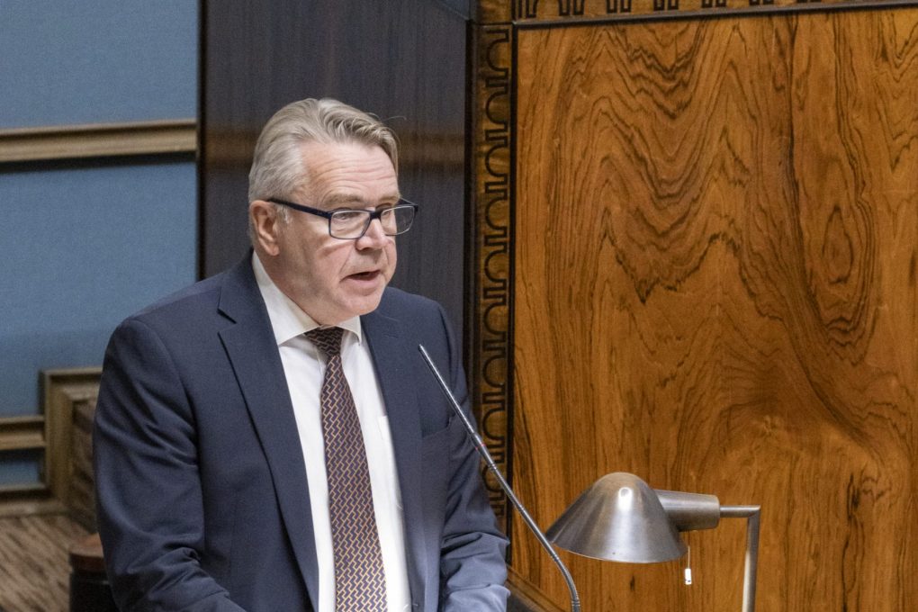 – Hallituksen on ollut pakko tehdä samanaikaisesti sekä leikkauksia että kasvuhakuista politiikkaa, Peter Östman sanoo