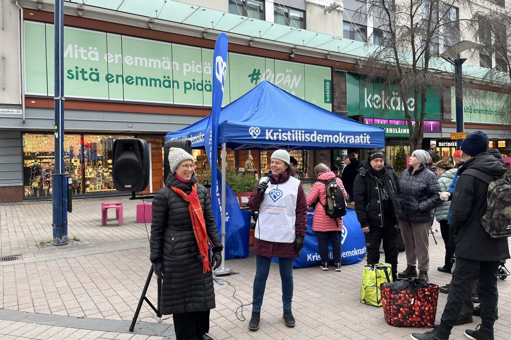 – Keskusta ei esitä vaihtoehdossaan yhtään toimenpidettä maatalouden ja viljelijöiden tukemiseksi ja Sdp tarjoaa heille vain kylmää kyytiä, Sari Essayah sanoo