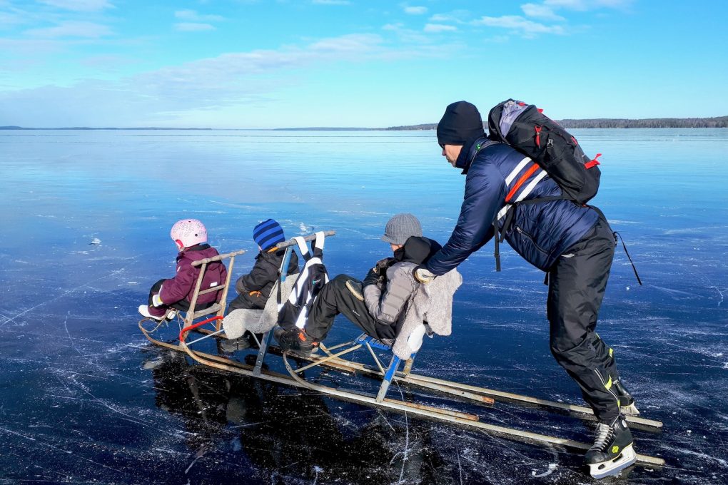 Neljän lapsen sijaisäiti Piia Nurmela vaihtoi työelämän kotiäitiyteen - "On monia tapoja tulla äidiksi ja isäksi"