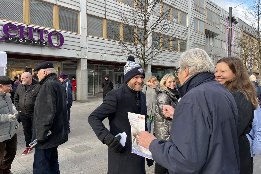 "Kävelyä, pyöräilyä, portaita hissin sijaan" - Ministeri Mika Poutalan mukaan suomalaisten kunto ja toimintakyky paranisi arkiaktiivisuudella