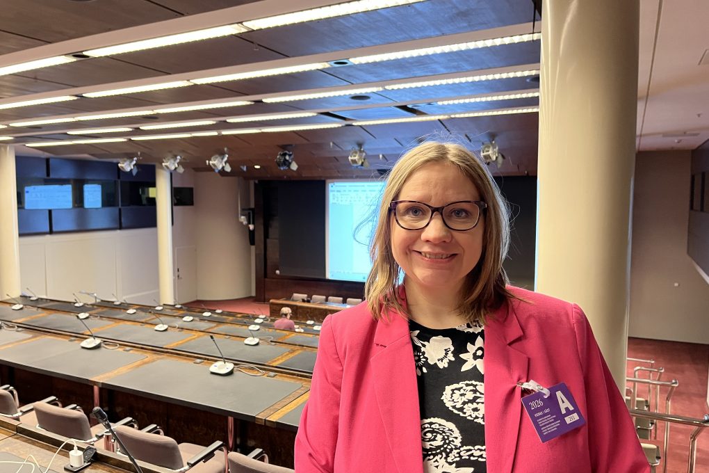 KD:n varapuheenjohtaja, Tampereen kaupunginvaltuutettu Sirpa Pursiainen-Hautala on Teiskon palkitun frisbeegolfradan puuhanainen