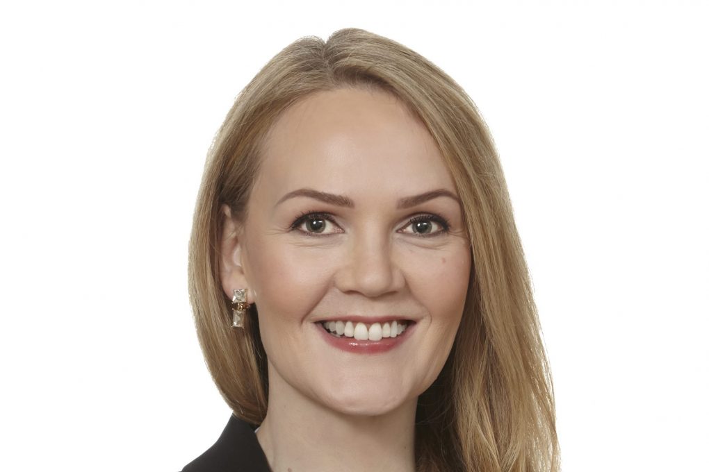 KD-valtuutettu ja -aluevaltuutettu, opettaja Mila Lehtonen kertoo, miten kristillinen koulu eroaa kunnallisesta koulusta