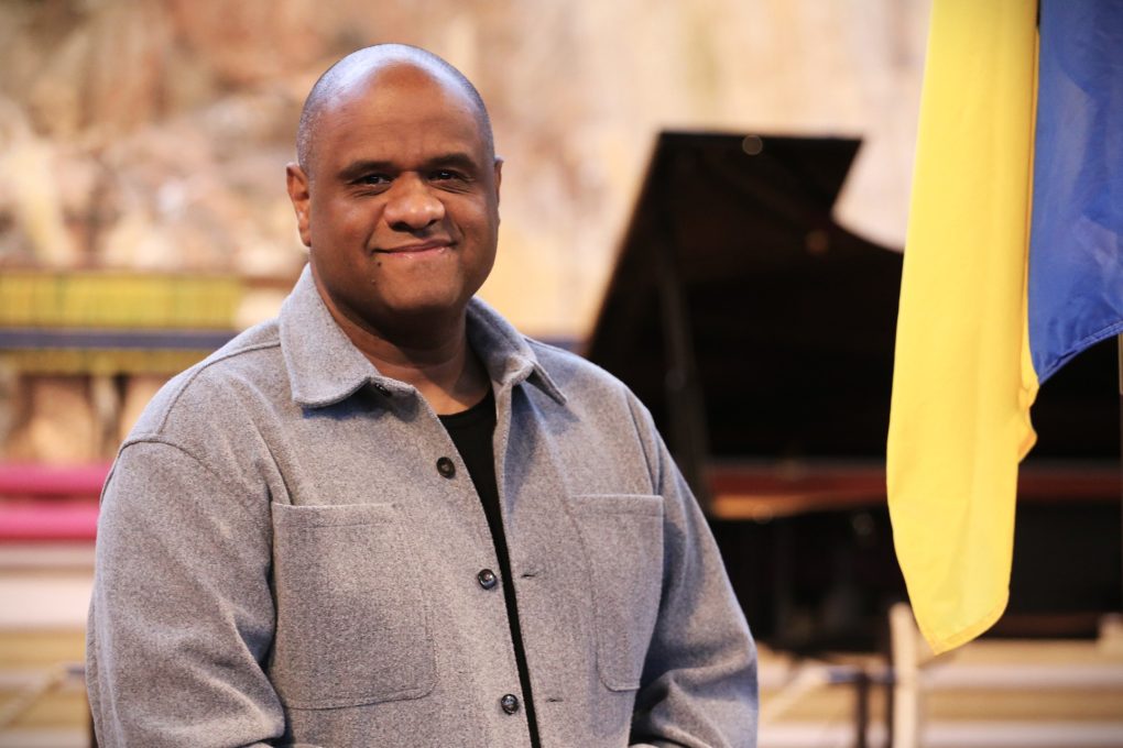 Ukraina-hyväntekeväisyyskonsertti kerää tukea sodasta kärsiville Temppeliaukion kirkossa 21. helmikuuta - Sari Tanus juontaa