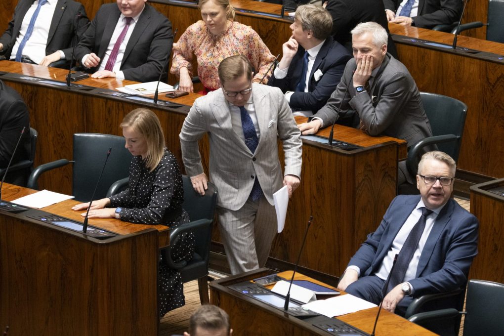 – Suomi ei ole pysähtynyt ja Keskustakin ymmärtää, ettei työllisyys kohene yhdessä yössä, Peter Östman sanoo