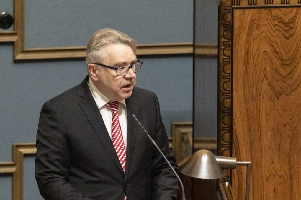 – Sopeutustoimet eivät saa kohdistua kohtuuttomasti lapsiperheisiin, pienituloisiin tai heikoimmassa asemassa oleviin, Peter Östman sanoo