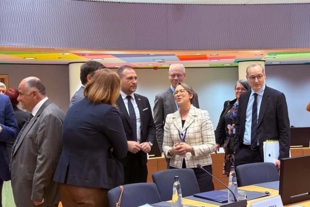 Sari Essayah vaikuttamismatkastaan Brysselissä: Myös EU:n tasolla halutaan puuttua kohtuuttomiin sopimusehtoihin ja kaupan omiin merkkeihin